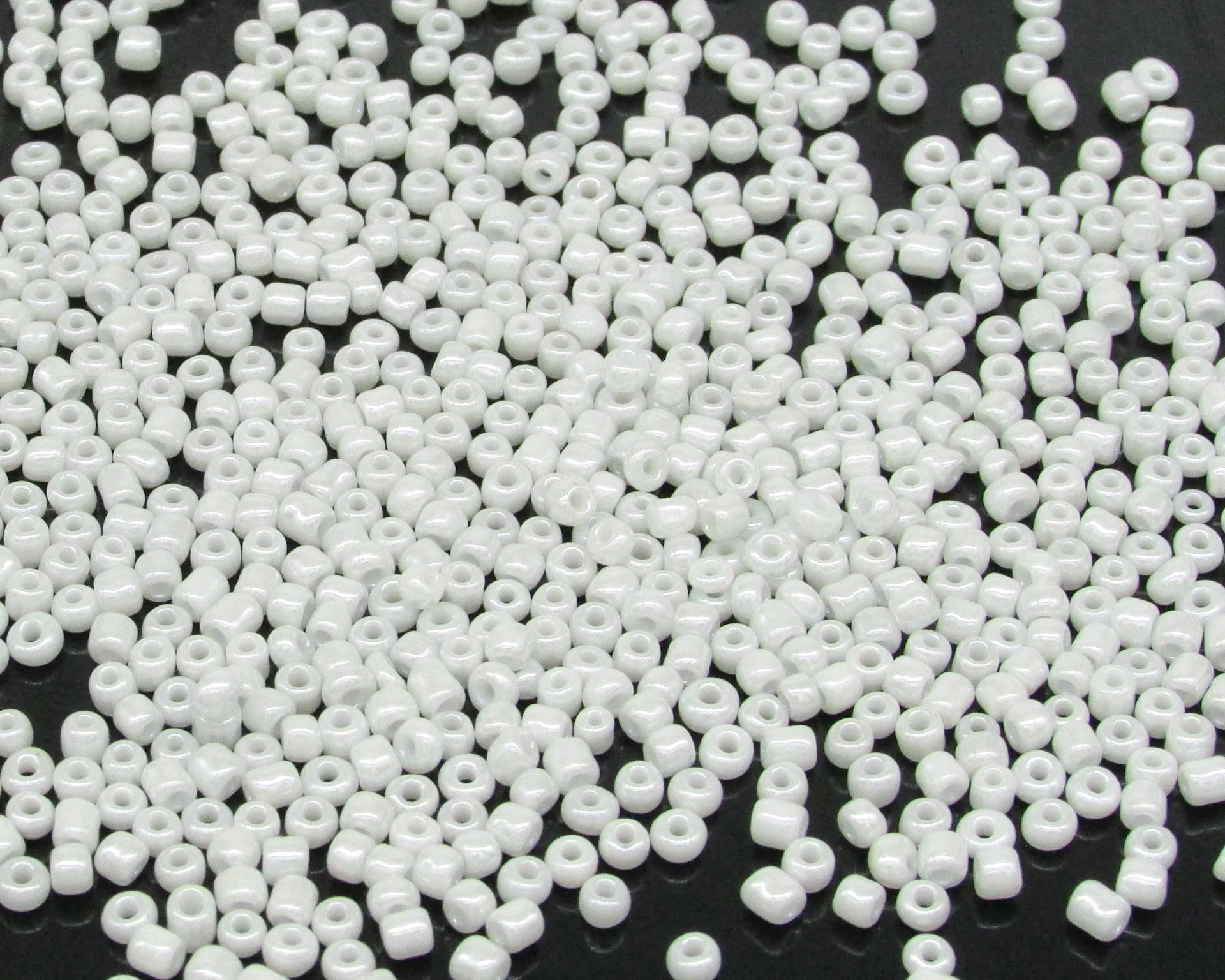 8/0 Round Seed Beads White Lustre