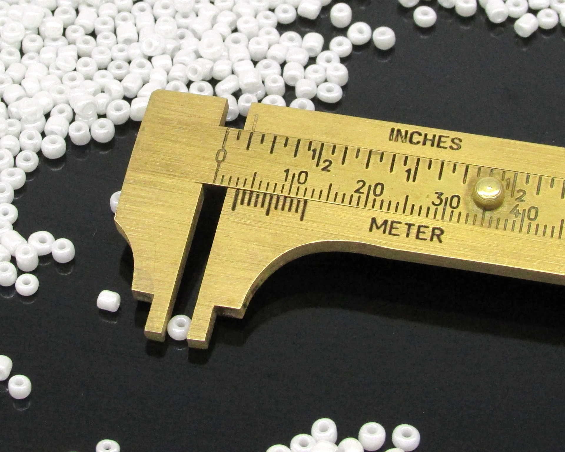 8/0 Round Seed Beads White Lustre