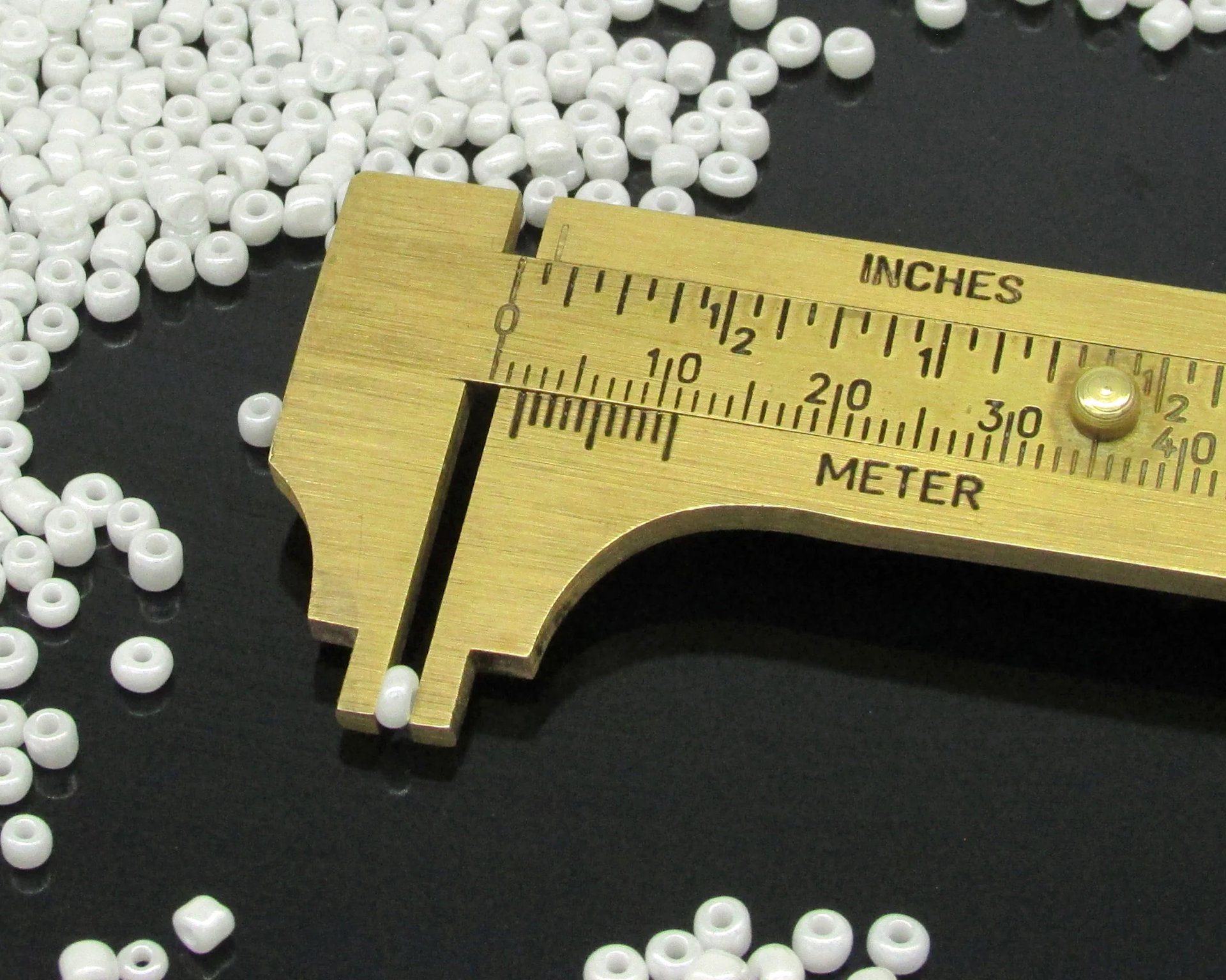 8/0 Round Seed Beads White Lustre