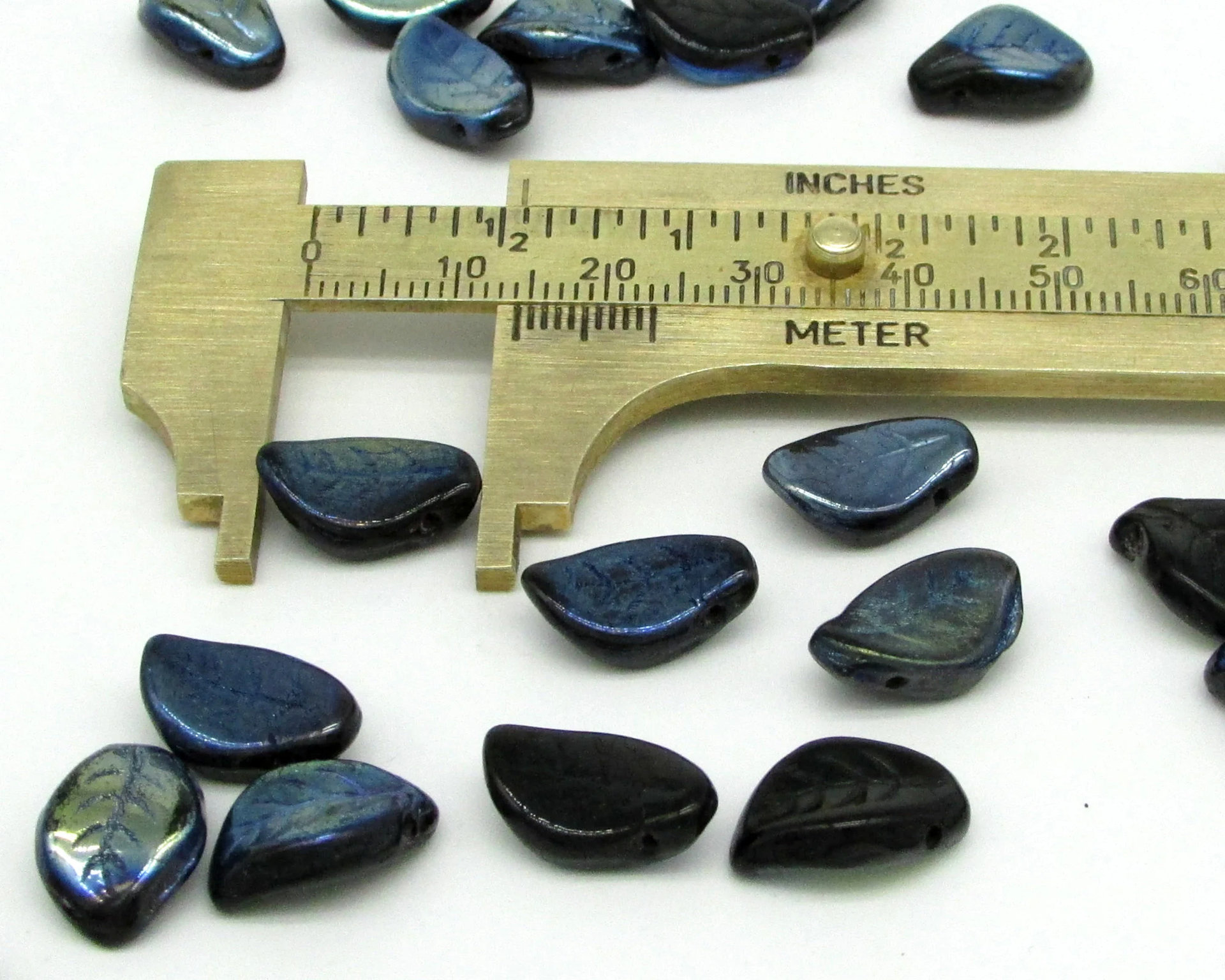 14.5x10mm Curved Leaf Glass Bead Mix