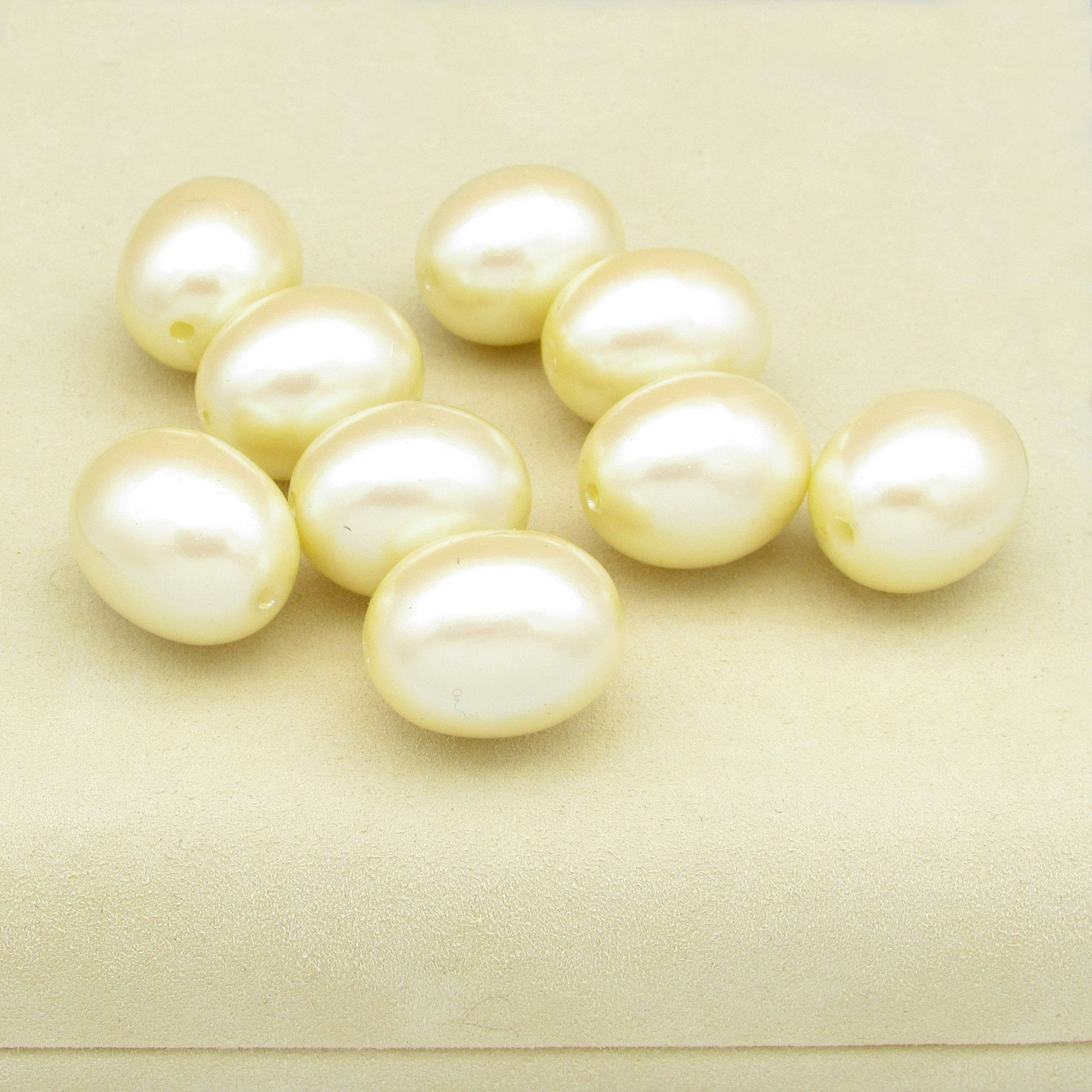 21.5x17mm Oval Barrel Faux Pearls, Vintage Cream Plastic Beads
