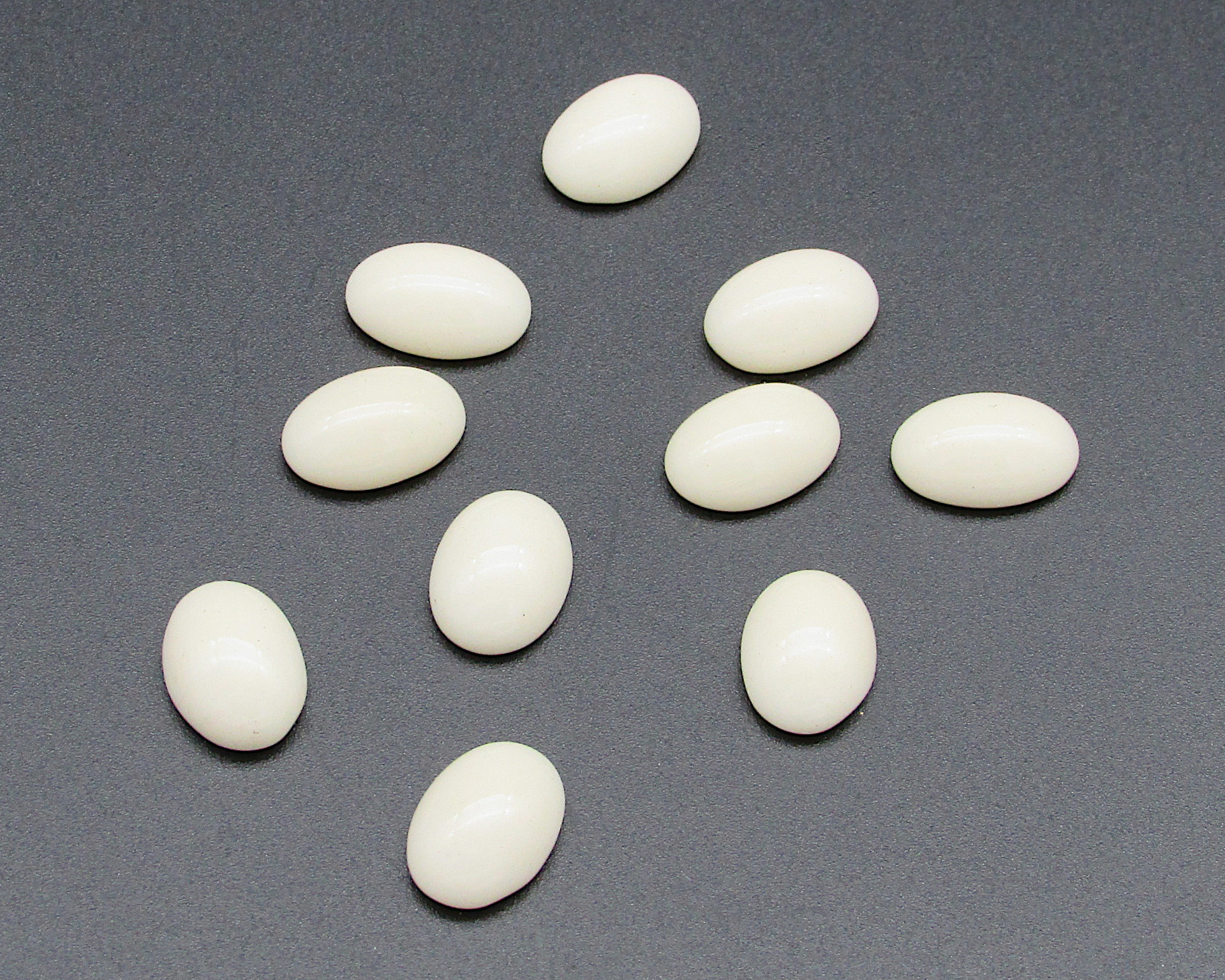 Vintage 14x10mm Oval Cabochons, Cream Glass Gems
