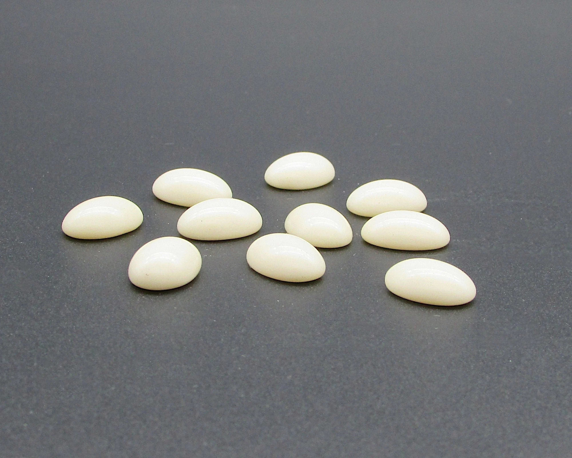 Vintage 14x10mm Oval Cabochons, Cream Glass Gems
