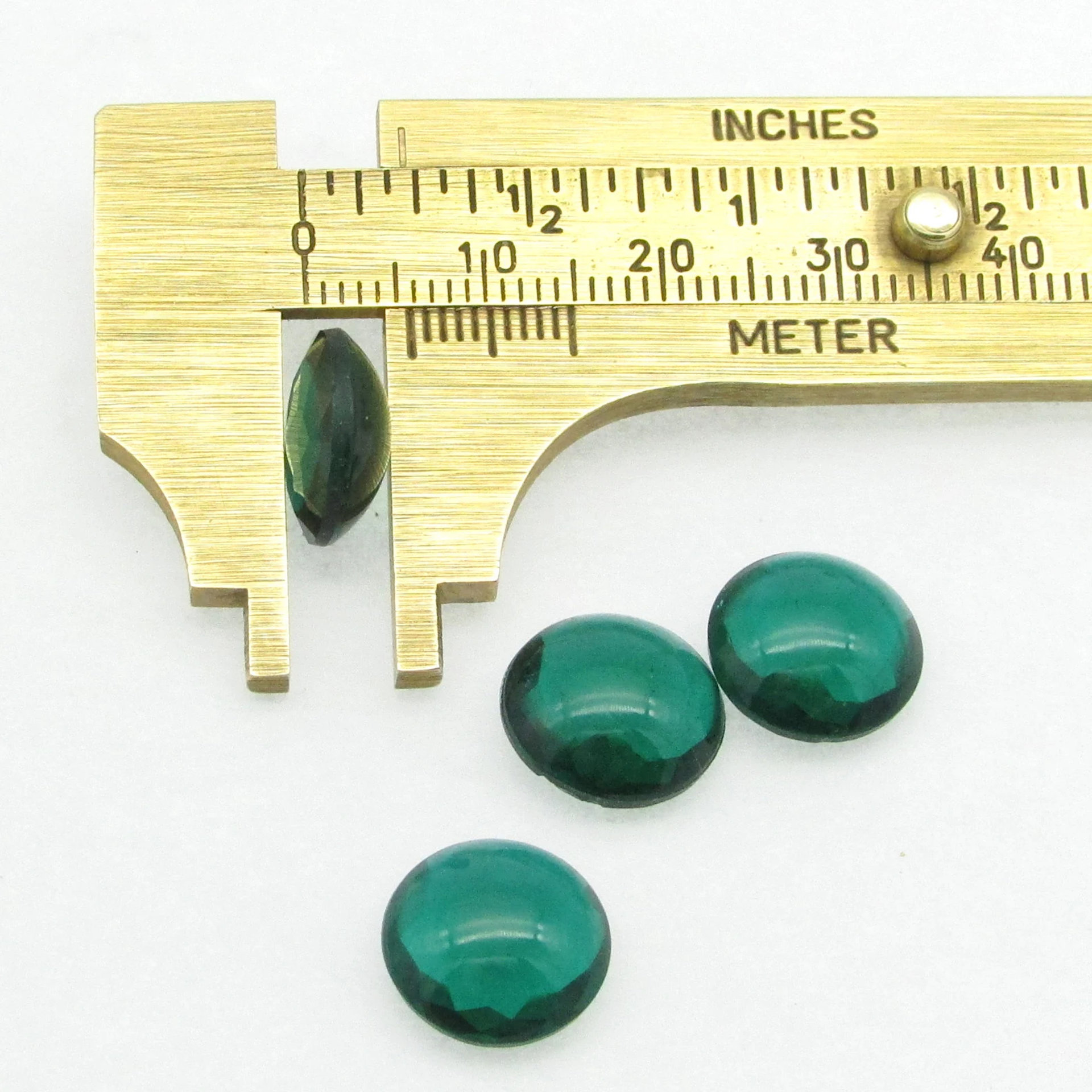 12mm Round Unfoiled Emerald Rhinestone Dentelles