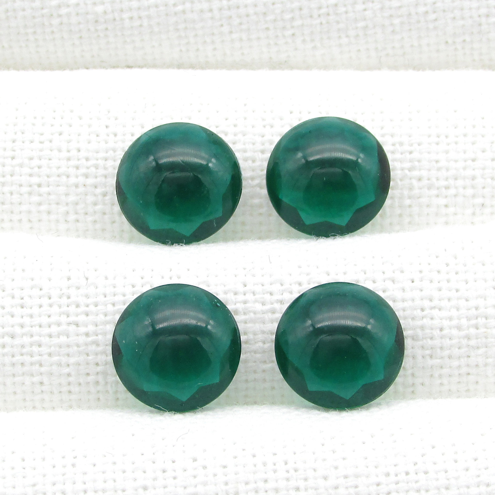 12mm Round Unfoiled Emerald Rhinestone Dentelles