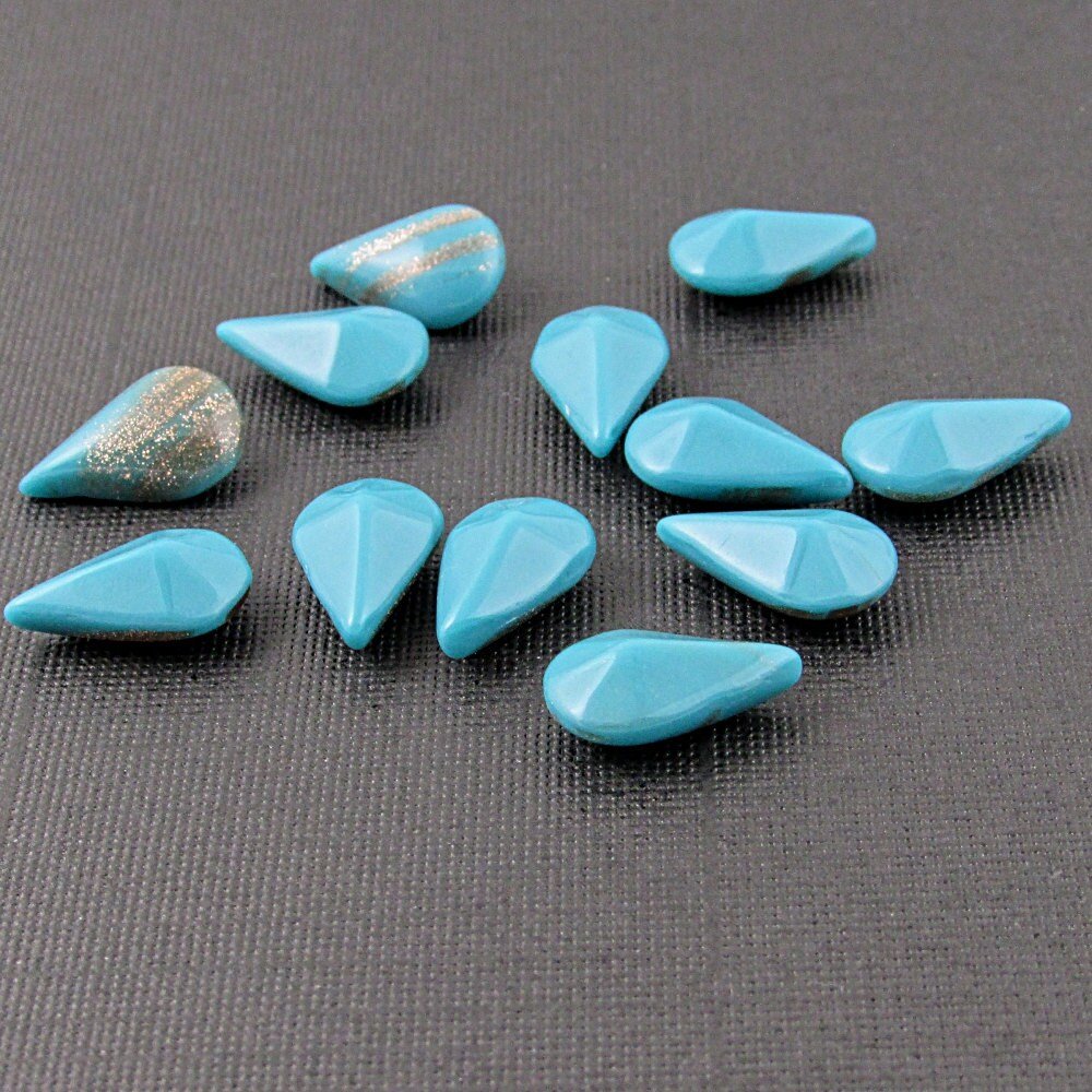 13mm Vintage Turquoise Glass Pear Shape Point Back Cabochons