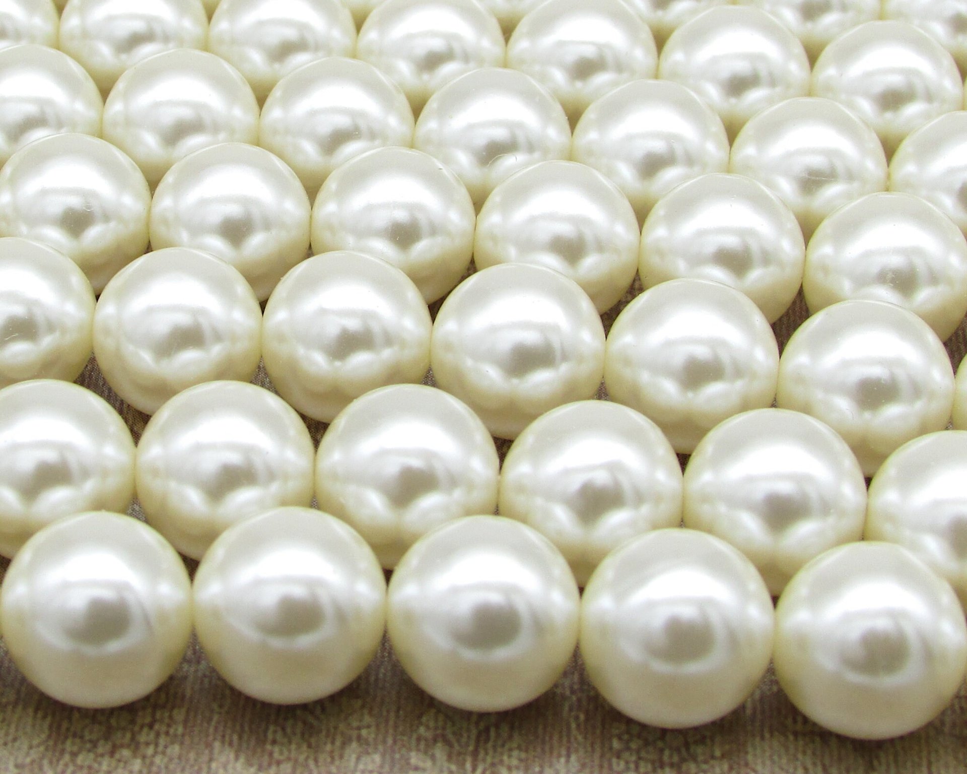 10mm Round Plastic Pearls, Vintage Cultura Lustre Beads (24)