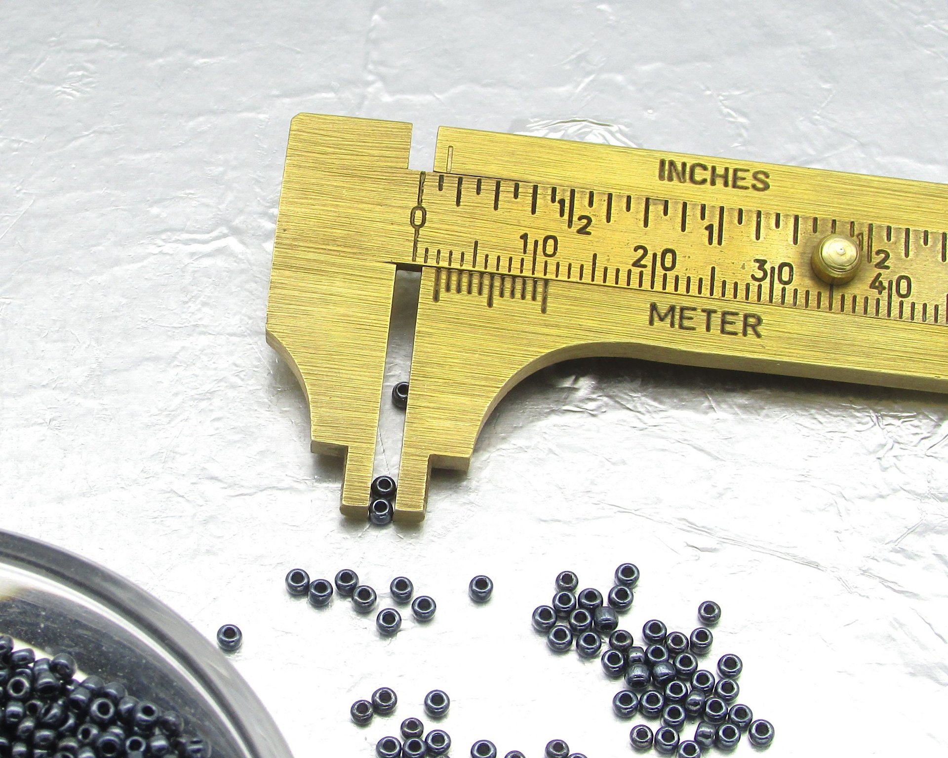 11/0 Round Seed Beads Metallic Gray
