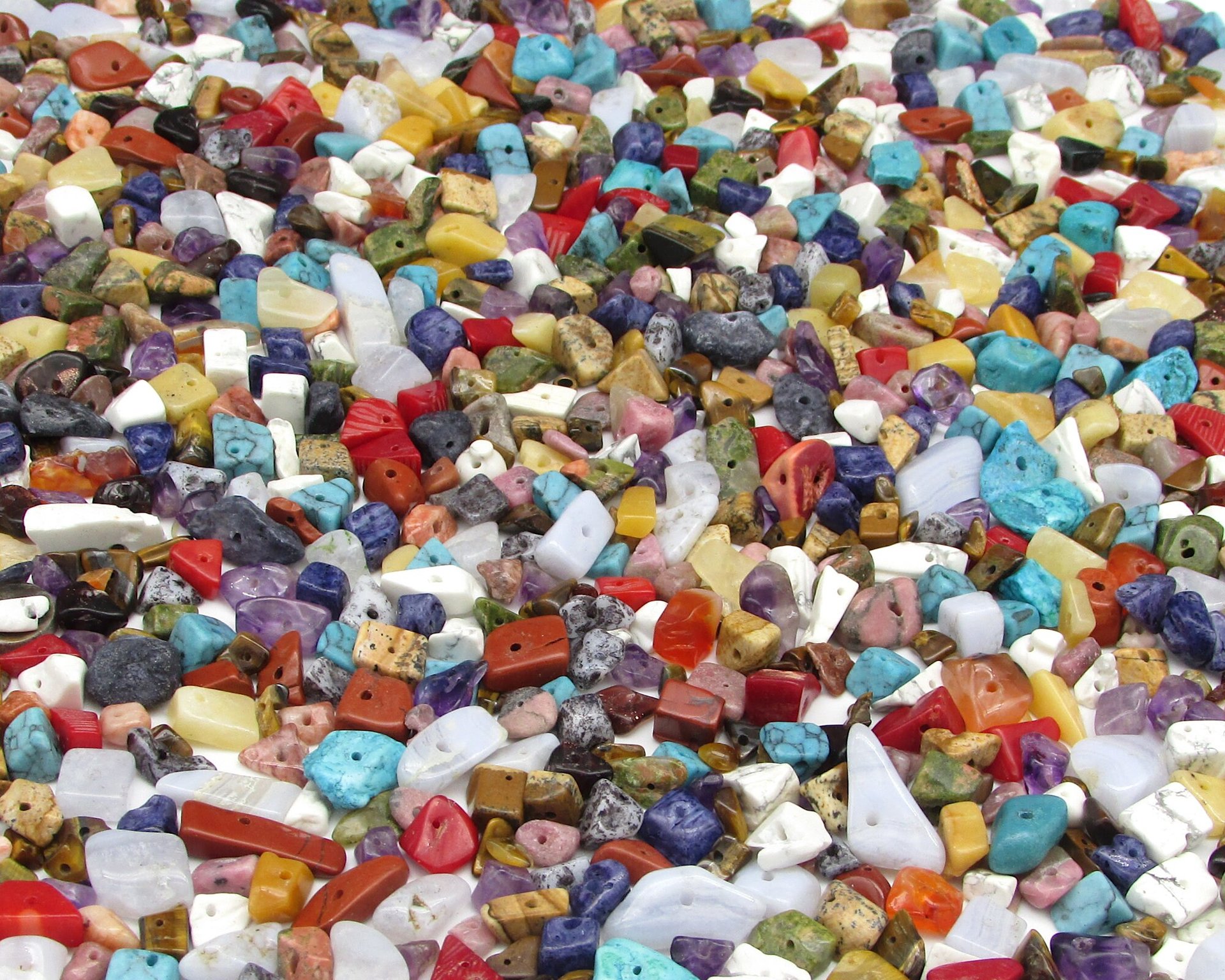 Vintage chip bead mix contains irregular nuggets of agate, jasper, amethyst, sodalite, aventurine, rhodolite, howlite, mother of pearl, shell, aventurine, coppery goldstone, and glass in a variety of colors.  Chips range in size from 4mm to 10mm.