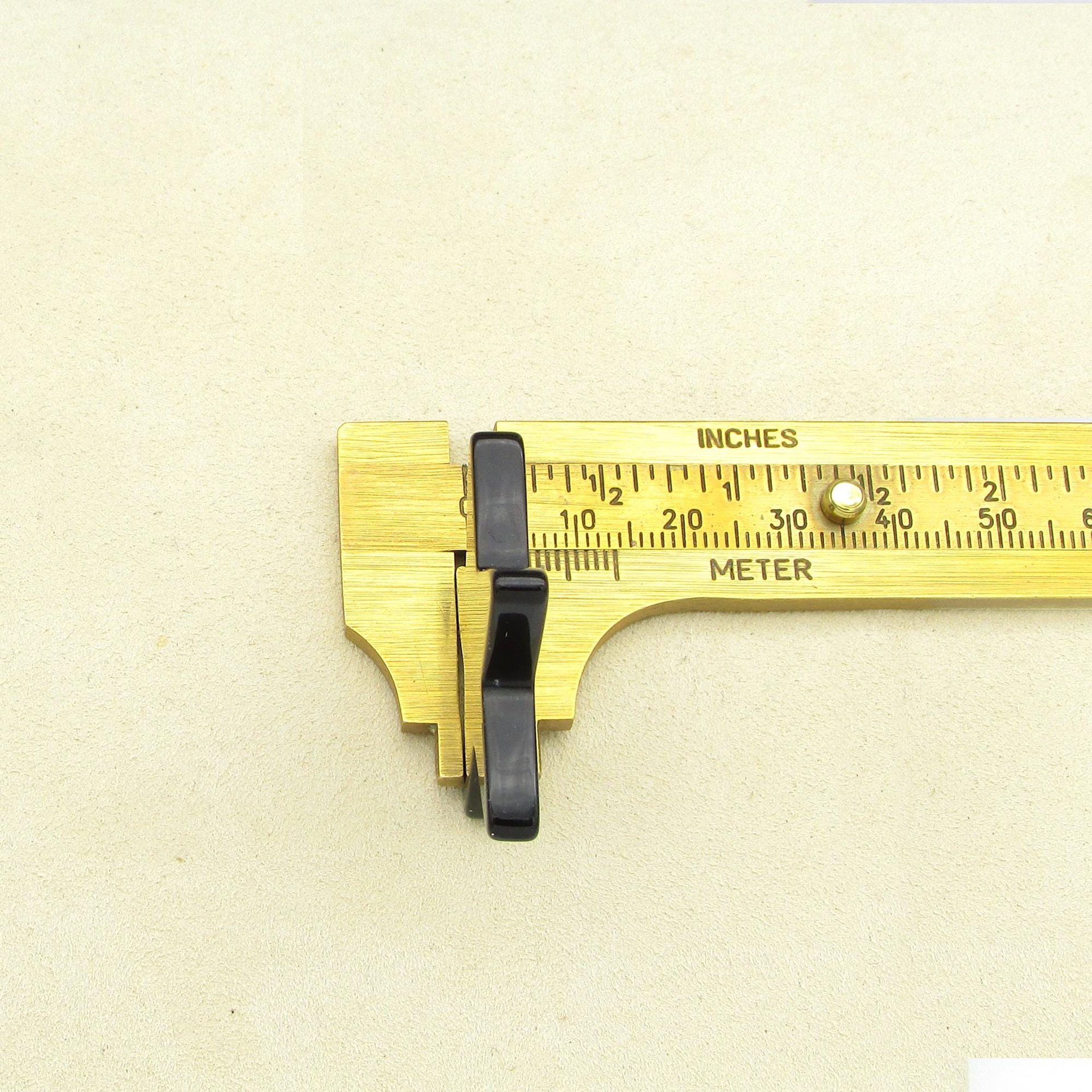 Measurement of the thickness of the glass star with a caliper.