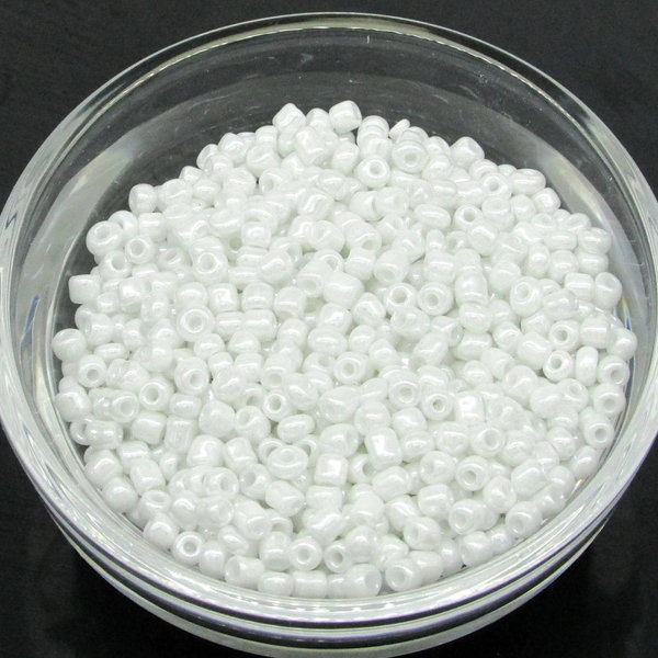 8/0 Round Seed Beads White Lustre