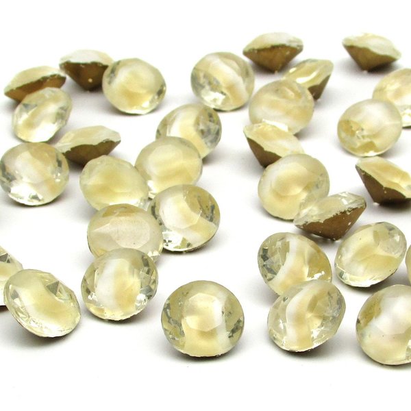 48ss (approximately 11.5mm) dentelles have two-tone beige and white opaque givre in clear faceted rhinestones. Table cut glass gems have pointed backs with gold foil.